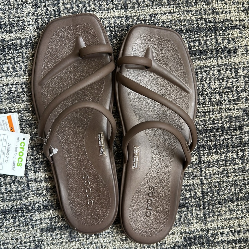 NWT Crocs Miami Toe Loop in Coffee